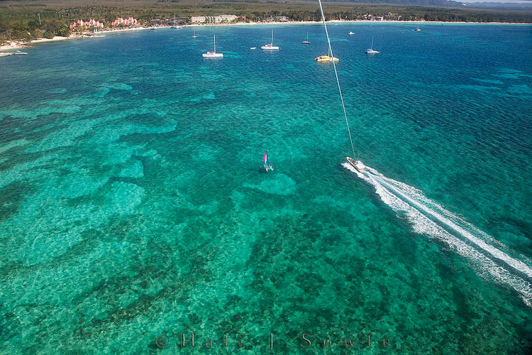 2011_01_21_BreezesGrand-10638-Edit750.jpg - A view of the water and the para-sailing boat that was towing us as we started to be wound in from our ride.  It was so amazingly beautiful and quiet aloft.