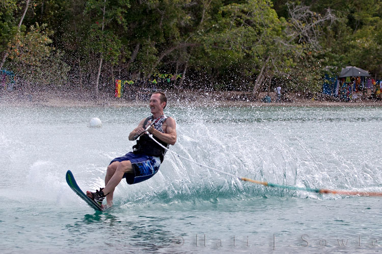 2011_01_22_BreezesGrand-10257-Edit750.jpg - Cranking further back as the turn progresses, you get a good view of just how short their ski was!