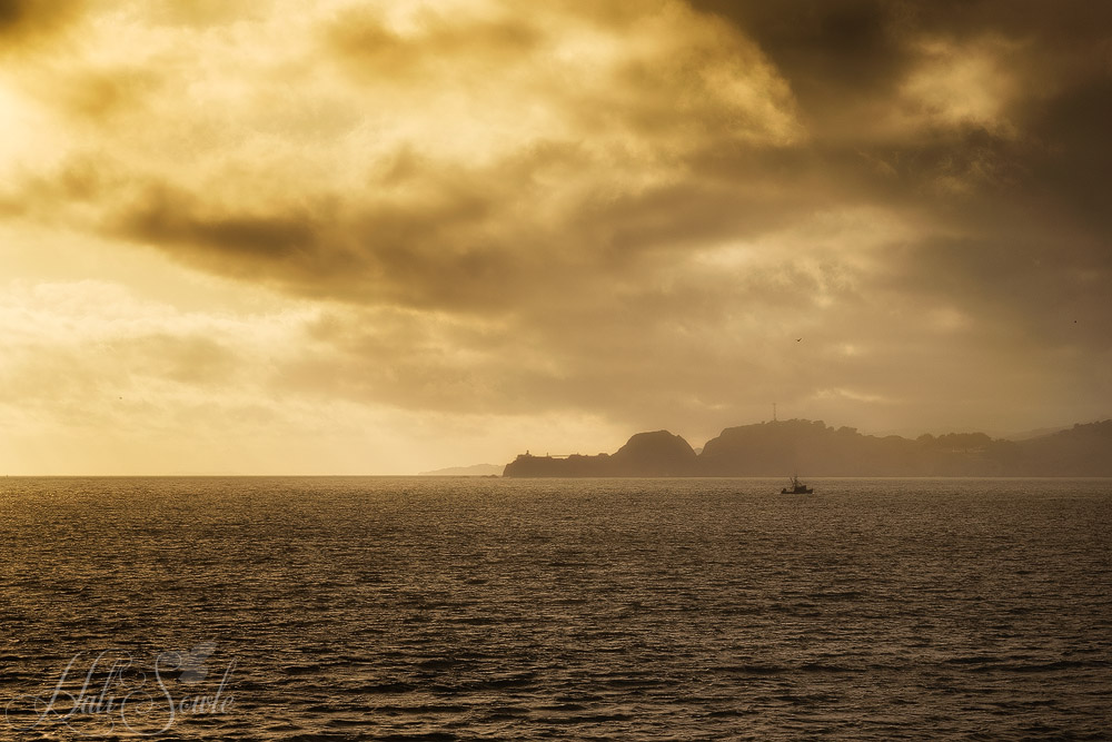 2015_05_California-10297-Edit1000a.jpg - A fishing boat heading in towards San Francisco through the forming mist near sunset.