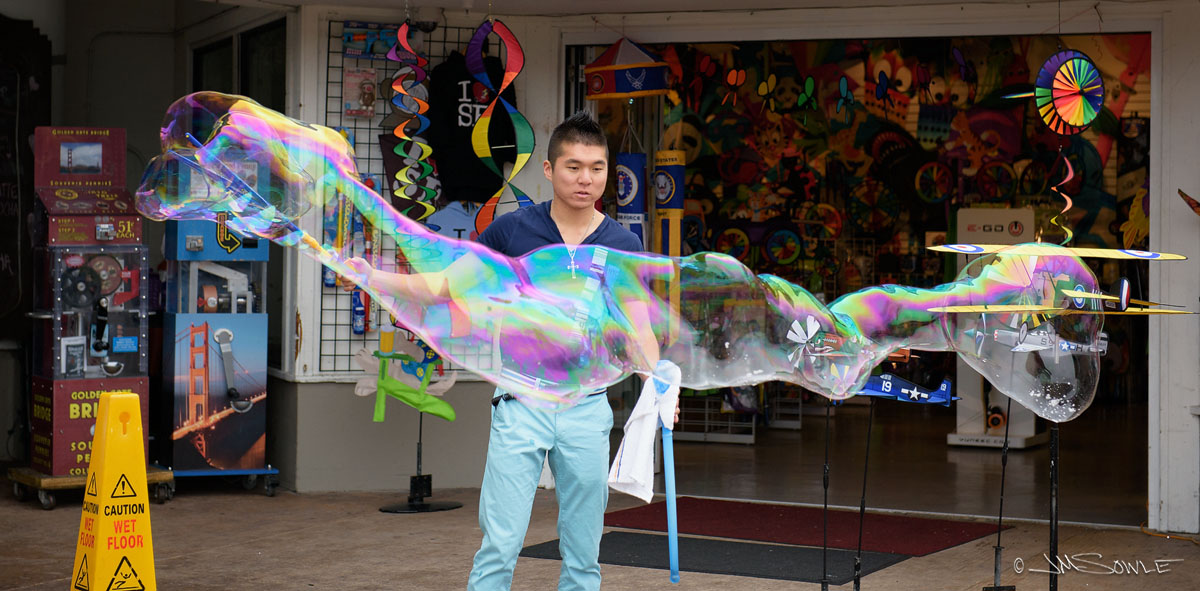 _JMS0052.jpg - A store vendor enticing the kids with *really* big bubbles.  The Fun Factory at Pier 39.