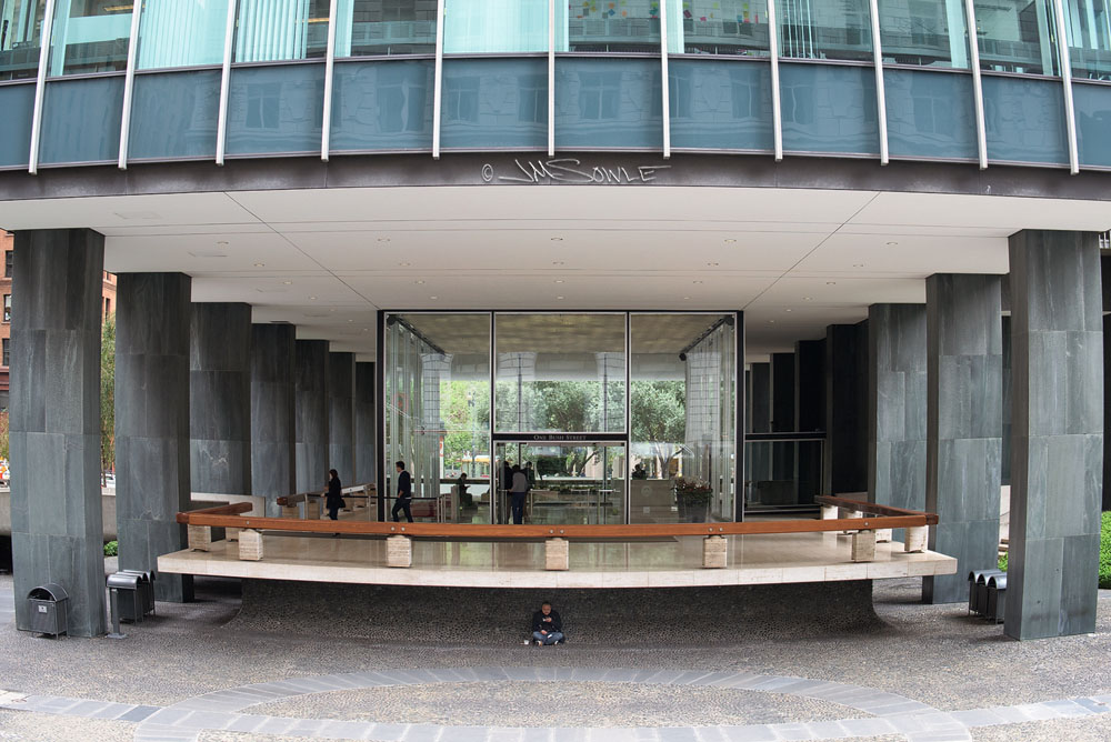 _JMS0468.jpg - Some people find the strangest places to eat their lunch...