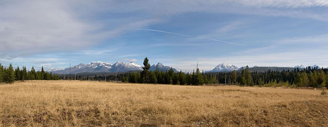 2006_09_Glacier_outsidepolebridgesm.jpg - The fields and view of the Rockies from outside Polebridge, MT