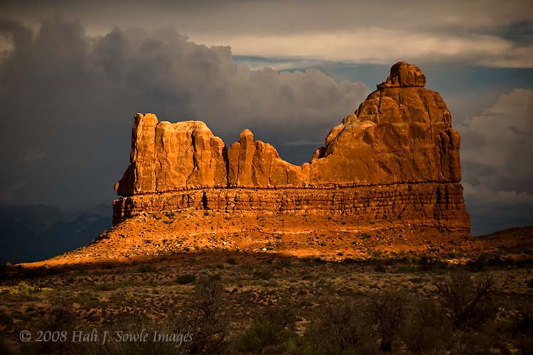 2008_08_30_Moab_119.jpg - Unknown fin with the sun breaking through the clouds late on a cloudy afternoon, Arches National Park, Utah