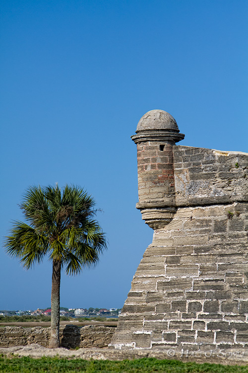 2011_04_04_StAugustine-10967-Web.jpg - The historic portion of downtown St Augustine is also worth a visit.  Castillo de San Marcos is the oldest masonry fort in the US. It was built to protect the Spanish claim in the New World and it was never overtaken during battles.  It has stood for over 330 years.