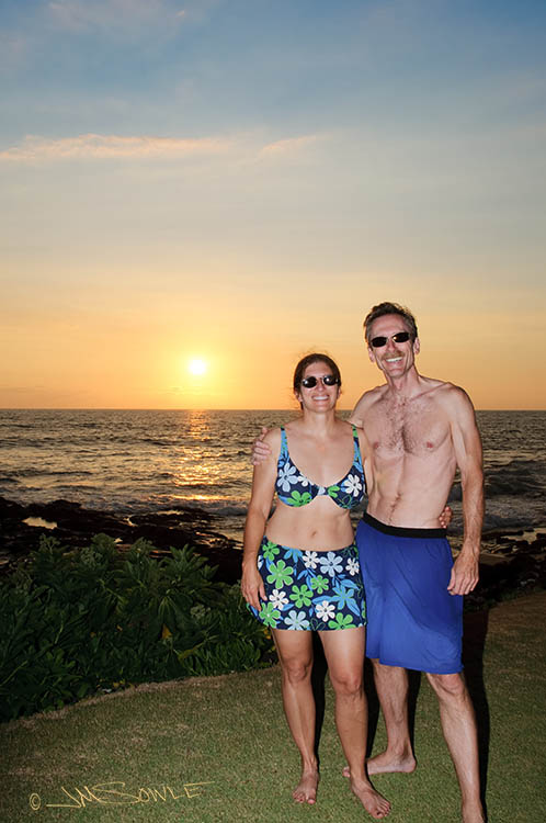 _MIK1376.jpg - Another sunset shot -- this one on the grounds of our hotel in Kailua-Kona (Kona Reef resort).