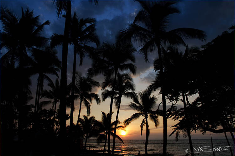 _MIK1418.jpg - Kailua-Kona was beautiful, and the sunsets there were outstanding.  This particular evening was just a stroll along Kahalu'u beach.