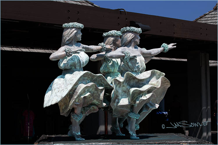 _MIK1617.jpg - This larger-than-life bronze statue resides in the Kailua-Kona airport.  Directly in front of this statue was a great little 'band' playing Hawaiian music -- complete with 2 ladies doing a low-key hula dancing.  This was a great send off for a great trip!