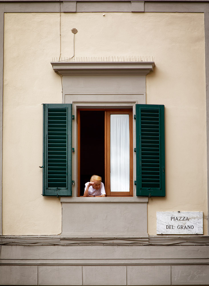 2017_09_09_Italy-10160_DxO_Edit1000.jpg - Even more interesting than the windows and shutters were the people who sometimes leaned out of them.