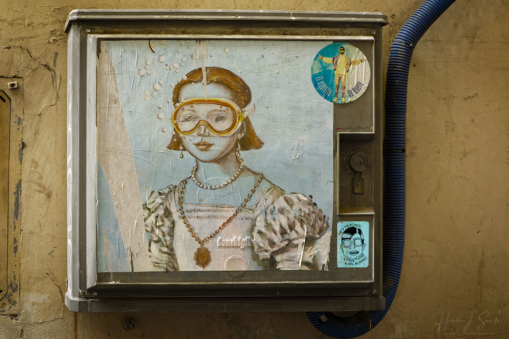 2017_09_10_Italy-10188_DxO_Edit1000.jpg - There are many street artists in Florence but one that we saw the most of (and took pictures of) were these famous figures or pieces of art that have swimming masks on them.  These are apparently done by the artist Blub and they are called "L'arte Sa Nuotare" or "Art Knows how to Swim".  We encountered many of his images on our walks thorugh Florence.