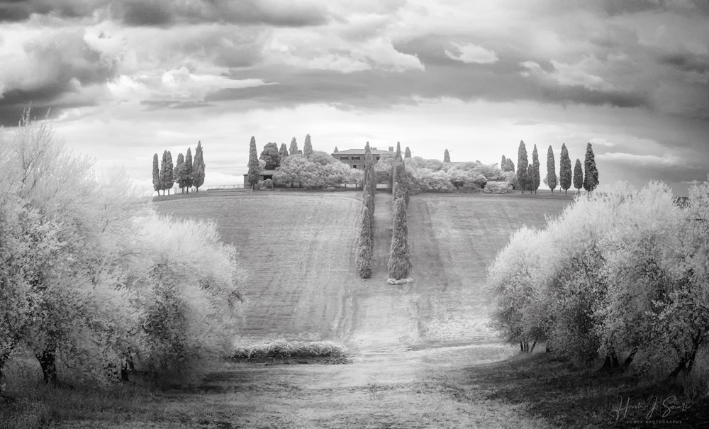 2017_09_11_Italy-10160-Pano-Edit1000.jpg - This house sits on the road from San Quirico d'Orcia to Pienza behind an old gate and stone arch.