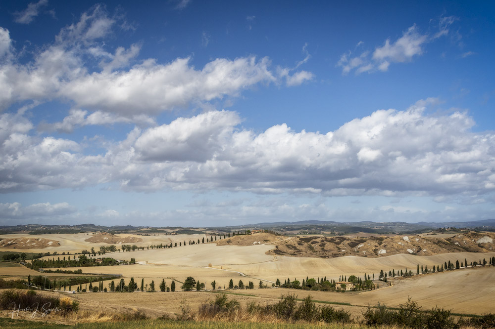 2017_09_12_Italy-10172-Edit1000.jpg - The farmhouse Belvedere and the surrounding fields after the harvest.