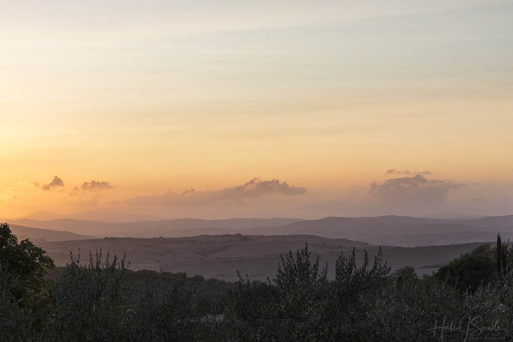 2017_09_12_Italy-10863-Edit1000.jpg - Sunset over the hills in Tuscany.