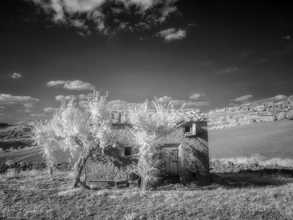 2017_09_13_Italy-10577-Edit1000.jpg - We saw this small outbuilding as we left Monticchiello.