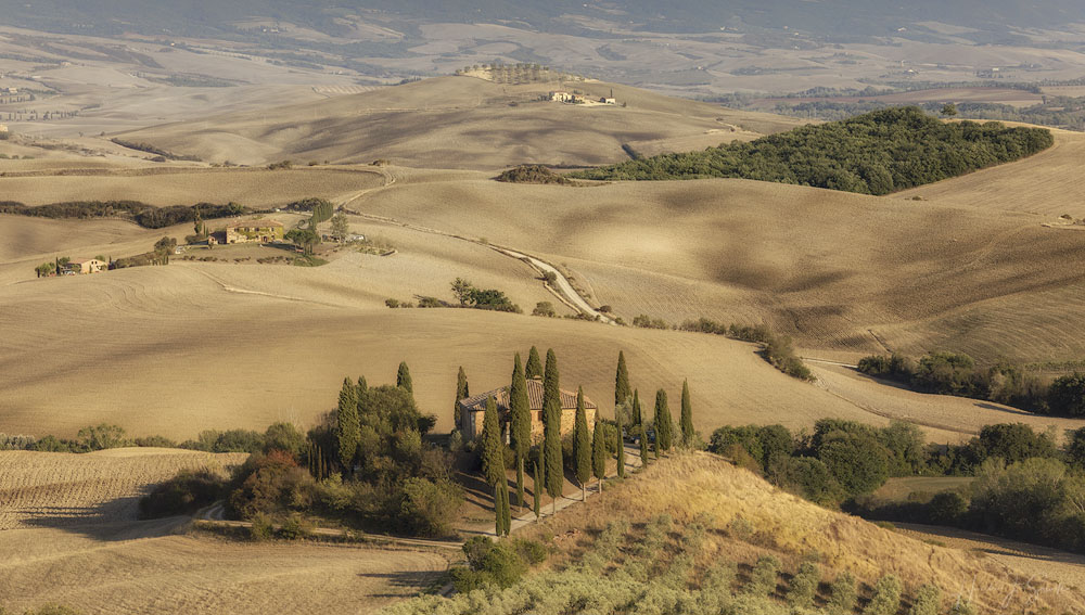 2017_09_13_Italy-10657-Edit1000.jpg - The iconic shot of this farmhouse is a bit more to the right, a wider angle, early in the morning with fog rolling in over the hills and in the spring.  I have none of that here.