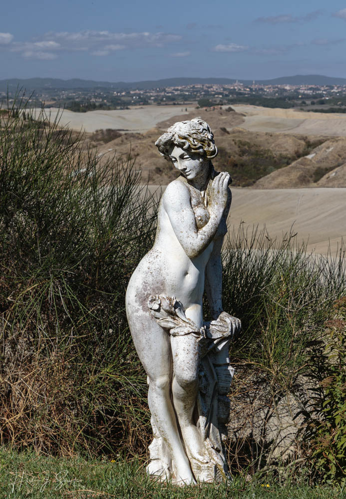 2017_09_14_Italy-10012-Edit1000.jpg - A statue on the property of the villa we rented outside of Asciano.