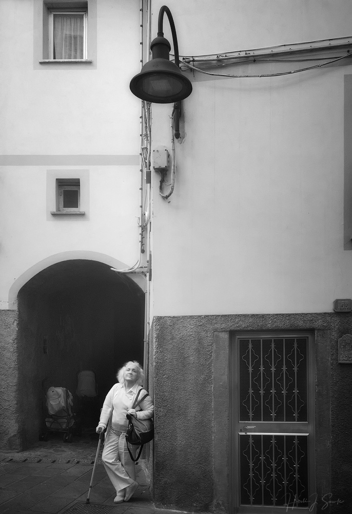 2017_09_17_Italy-10017-Edit1000.jpg - Most of the people there were very tolerant of the tourists.  I don't often take pictures of people but she didn't mind.