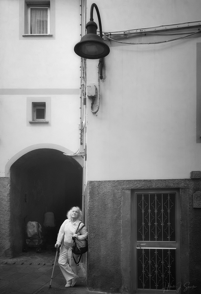2017_09_17_Italy-10017-Edit1000.jpg - Most of the people there were very tolerant of the tourists.  I don't often take pictures of people but she didn't mind.
