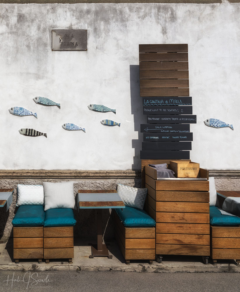 2017_09_19_Italy-10087-Edit1000.jpg - Outdoor seating for a resturant across the street from the beach, Monerrosso al Mare.