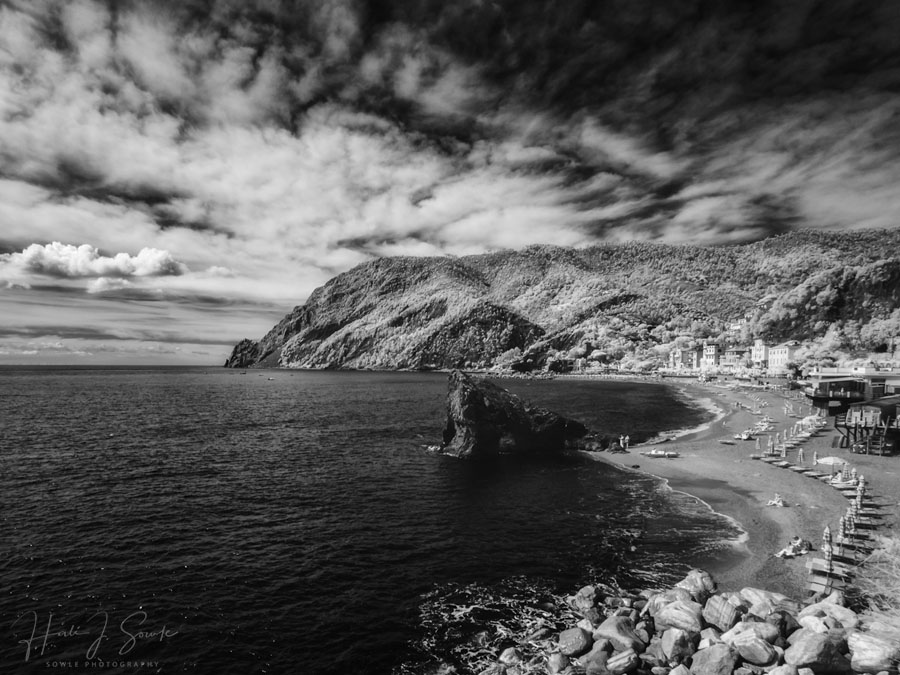 2017_09_19_Italy-10147-Edit1000.jpg - Looking north over the beach at Monterrosso, infrared.