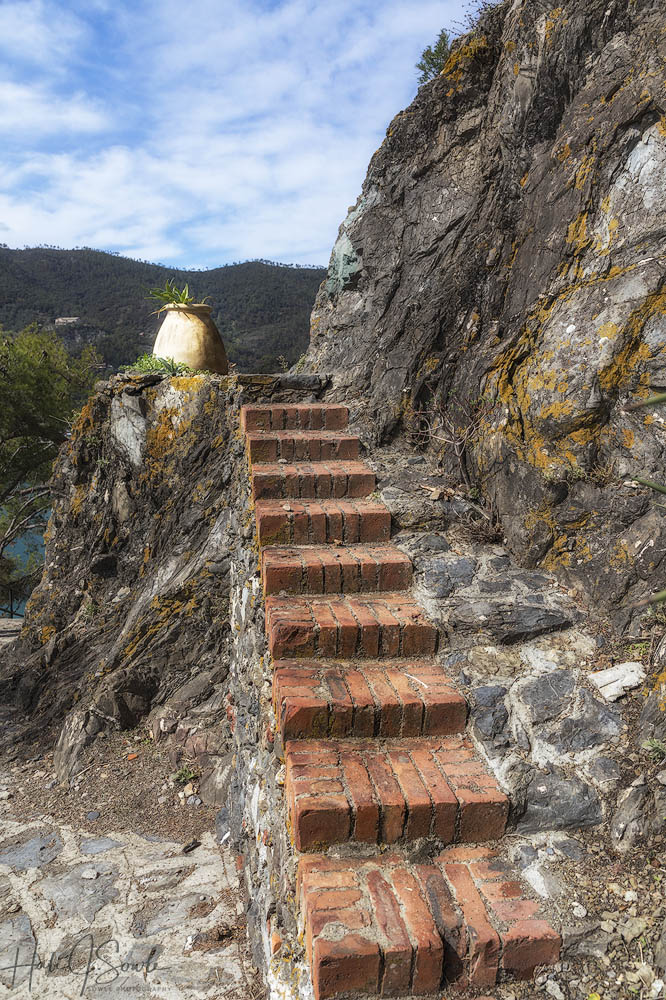 2017_09_19_Italy-10159-Edit1000.jpg - On our way up to the Church of San Francesco we passed this little walk up.
