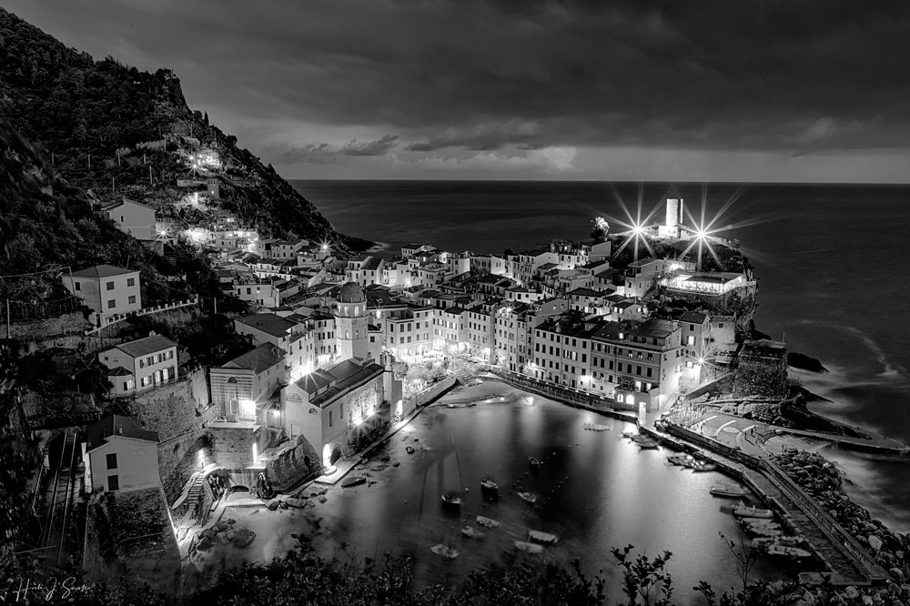2017_09_19_Italy-10537-40BlendBW-Edit1000.jpg - Vernazza, Blue hour, in B&W