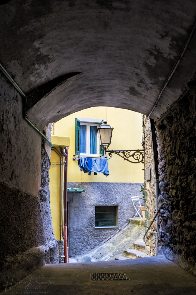 2017_09_20_Italy-10034-Edit1000.jpg - Side street, Riomaggiore.