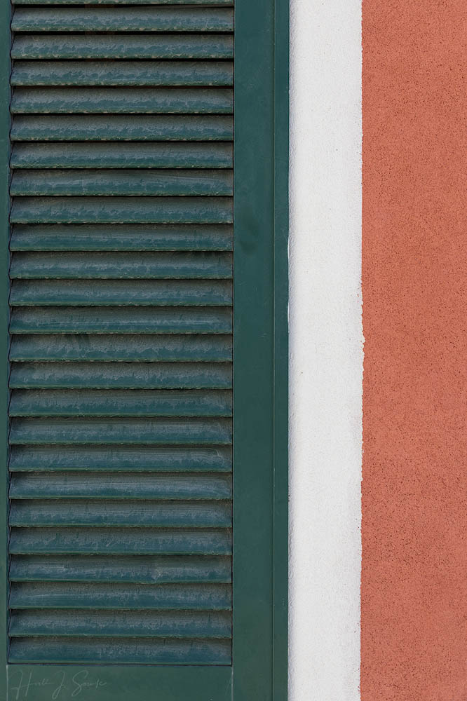 2017_09_20_Italy-10211-Edit1000.jpg - Shutter and wall, Corniglia