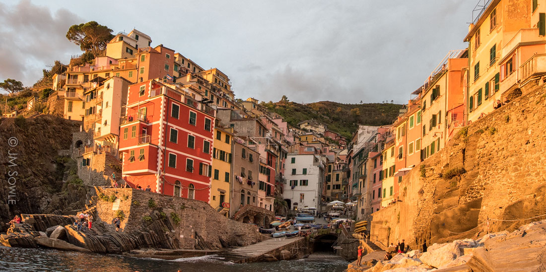 MIK_0470.jpg - We left Manarola in time to catch the golden hour back at the Riomaggiore harbor (sunset).