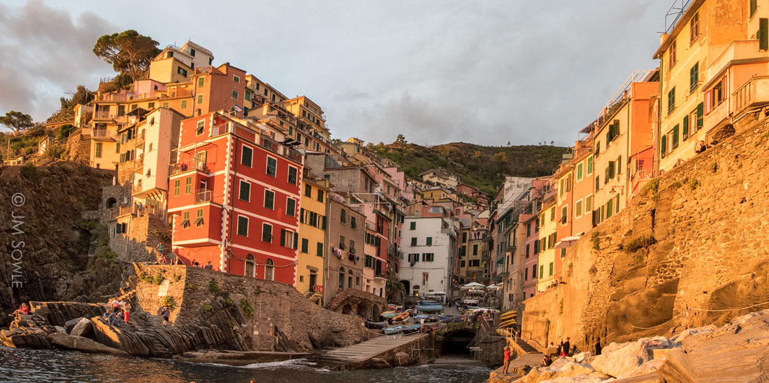 MIK_0470.jpg - We left Manarola in time to catch the golden hour back at the Riomaggiore harbor (sunset).