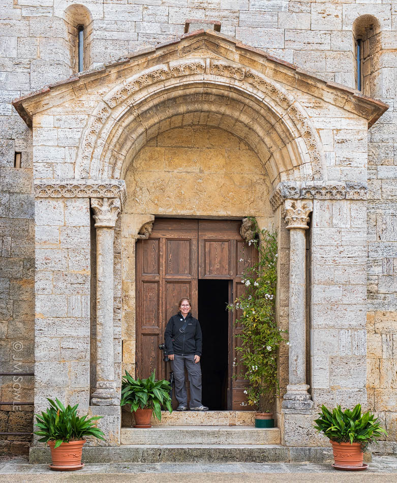 _JMS0481C.jpg - This doorway in San Quirico d'Orcia was lovely, but it's even more lovely with Hali in the frame.