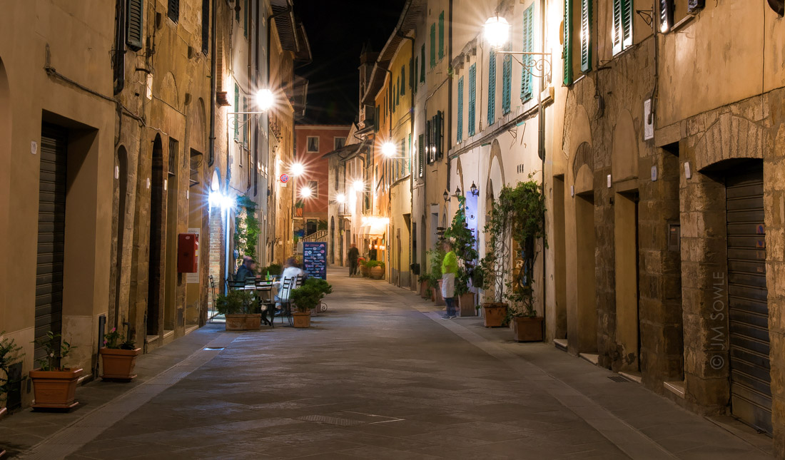 _JMS0569.jpg - The "streets" of San Quirico d'Orcia are wonderfully quaint. When you see shopkeepers, tourists, and locals milling about dining tables you sometimes forget that cars really use that street also.