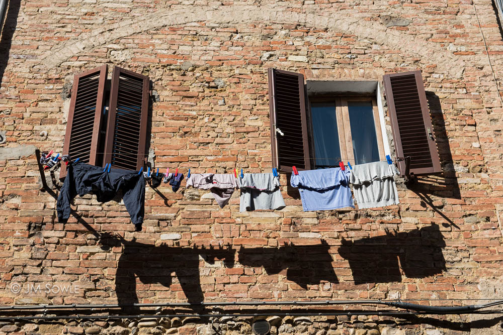 _JMS0968.jpg - One thing was pretty universal in the towns we visited.  Laundry out the window.  Siena.
