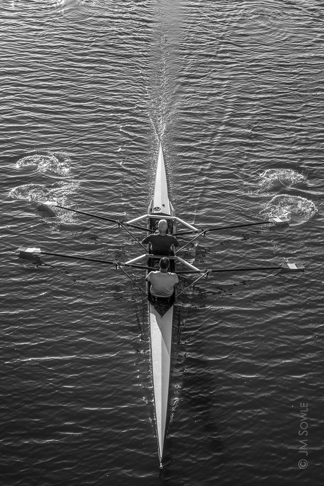 _JMS3330A.jpg - On the nicer days we would see many people rowing on the Arno.  This shot was taken from the Ponte Vecchio.