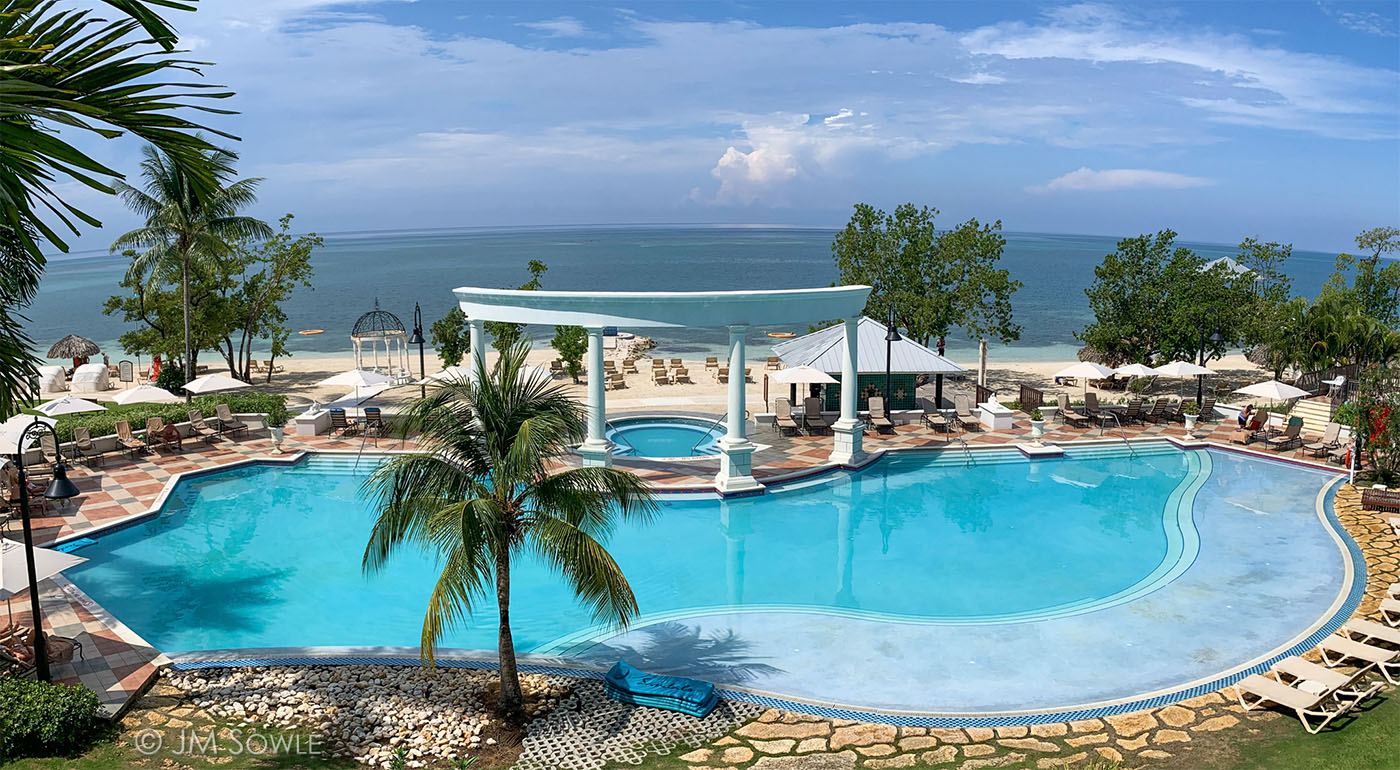 IMG_9113-9114_Pano_1400.jpg - Good news -- this is the last picture of the pool by our building!  This panoramic was stitched together from two phone pictures.