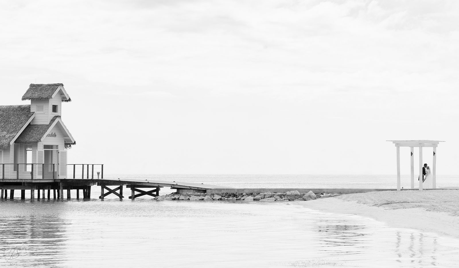 2021_09_SandalsSouthCoast-10772-Edit1600.jpg - Southcoast is for weddings.  We saw close to a dozen during the week we were there.  I happened to be walking around with my camera when I saw these two having their wedding pictures taken.  I  got one or two pictures before they moved on.
