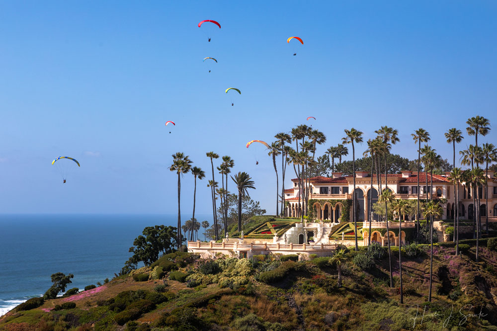 2017_05_SanDiegoandJoshuaTree-10162-Edit1000.jpg - Paragliders enjoying the late afternoon winds on the cliffs at La Jolla.  And one of the most beautiful houses I have ever seen, perched on the side of a cliff.
