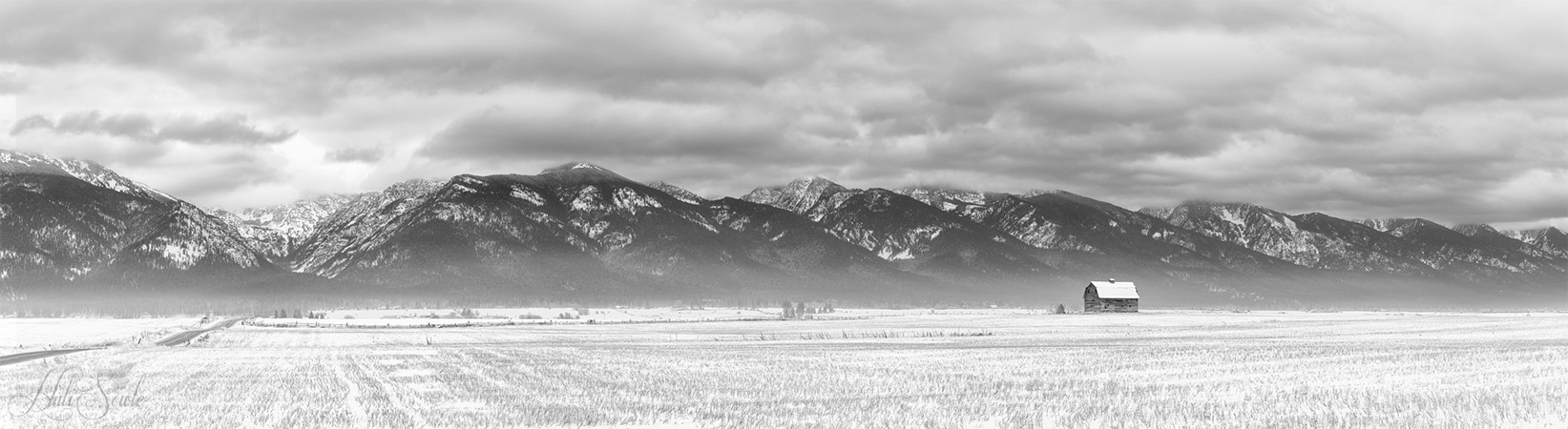 2016_01_12_Montana-10111-PanoBW-Edit1000.jpg - A wider view of the barn and the mountains.
