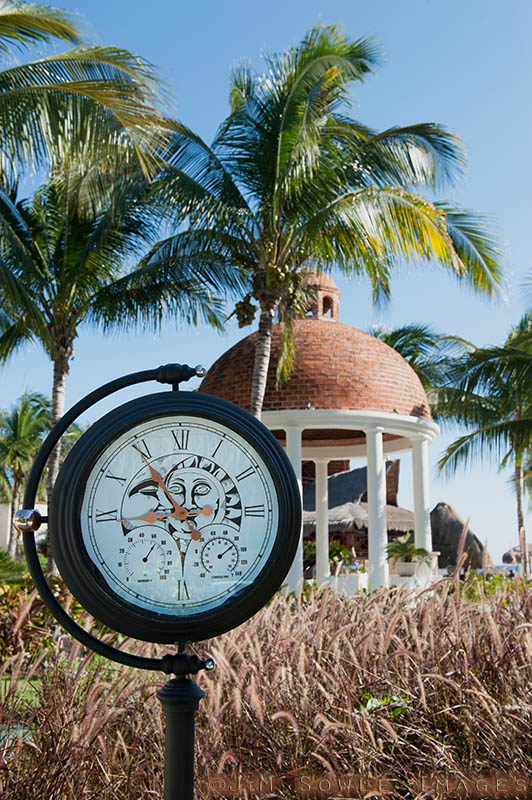 _JIM0417.jpg - This is the clock of eternal incorrectness.  It never had the correct time, and seemed to be off by differing amounts every time we walked past.  Still, it's a pretty clock!