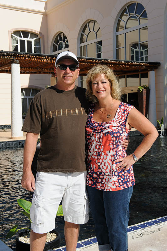 _JIM0421.jpg - A nice couple we met on the bus ride to the resort.  We ran into them several times during the stay.  This is a shot of them as they were leaving for home.