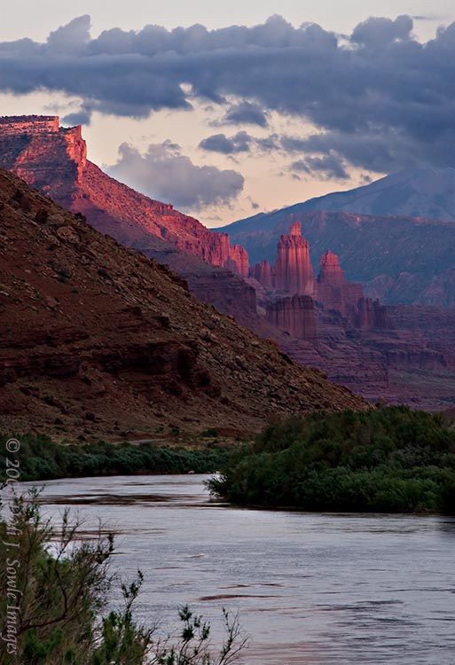 2008_09_01_Moab_422a.jpg - Fisher Towers at sunset as seen from Scenic Byway-128.  The park service has built a pullout further up towards Moab but that doesn't show any of the river.  Jon took us to this spot as our last stop on Monday and it was so much better with the river.