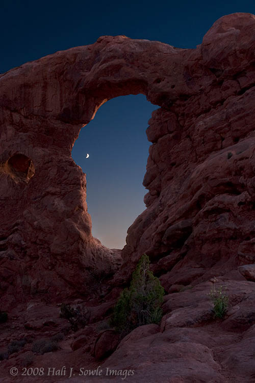 2008_09_04_Moab_475.jpg - Early evening moonset through Turret Arch.