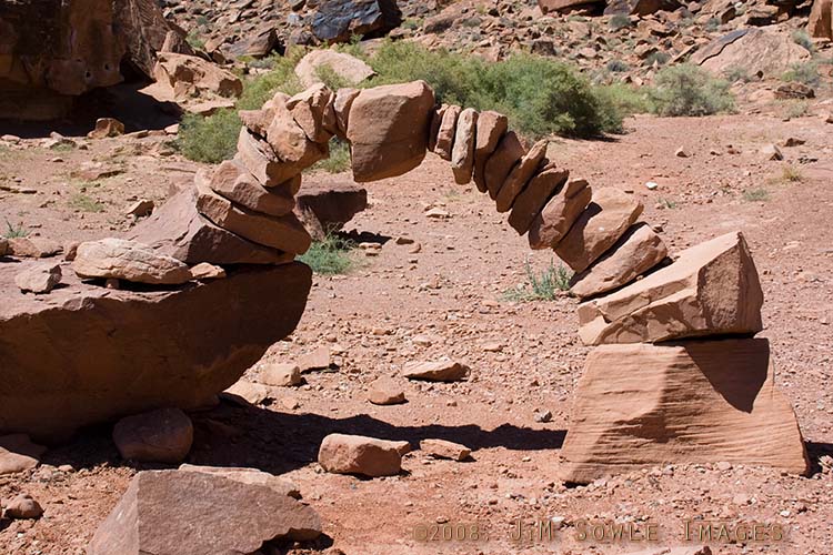 _DSC0442.jpg - The little arch at Big Bend (bouldering area).  Some creative boulderers created this neat little 1 foot high arch, which could be seen from the road.
