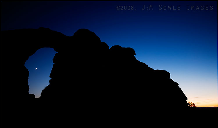 _DSC0840.jpg - The moon through Turret Arch, just after sunset.