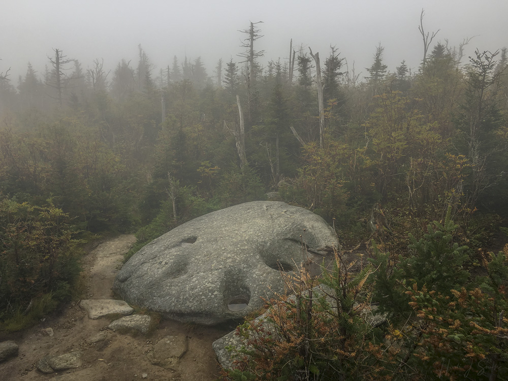 2018_09_WhiteMountainsNH-10199-Edit1000.jpg - More fog and rocks at the first Cap.