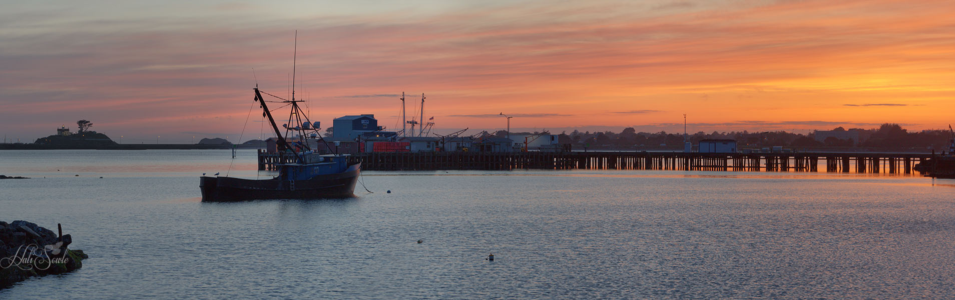 NorthCali2014_107.JPG - Sunset over Crescent City Pier and Battery Point Light.