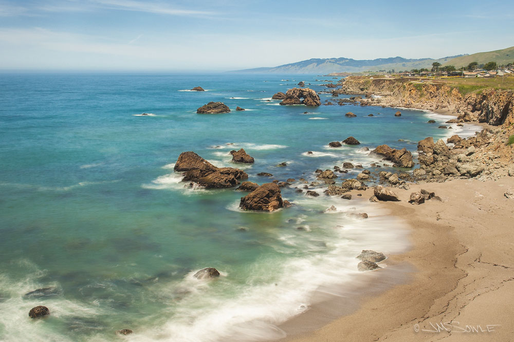 NorthCali2014_14.JPG - The Northern California coast is so beautiful.  It can be rugged and rocky shoreline, or it can be vast sandy beaches.  This rocky little spot was near the Sonoma Coast State Park, on our way up to Mendocino.