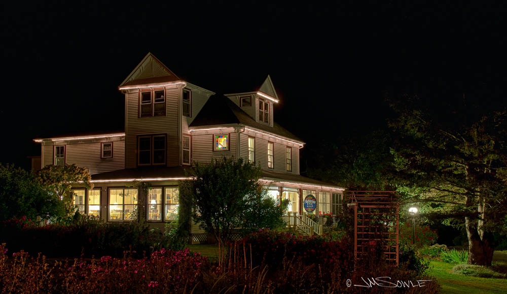 NovaScotia_42.JPG - This is a night shot of the B&B we stayed at in Digby.  A very nice place, and it's close to the ferry from St John.  We definitely recommend this place if you are in the area!