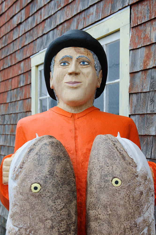 NovaScotia_69.JPG - The doorman outside of the "The Buoy Shack" in Peggy's Cove (holding up two big codfish).