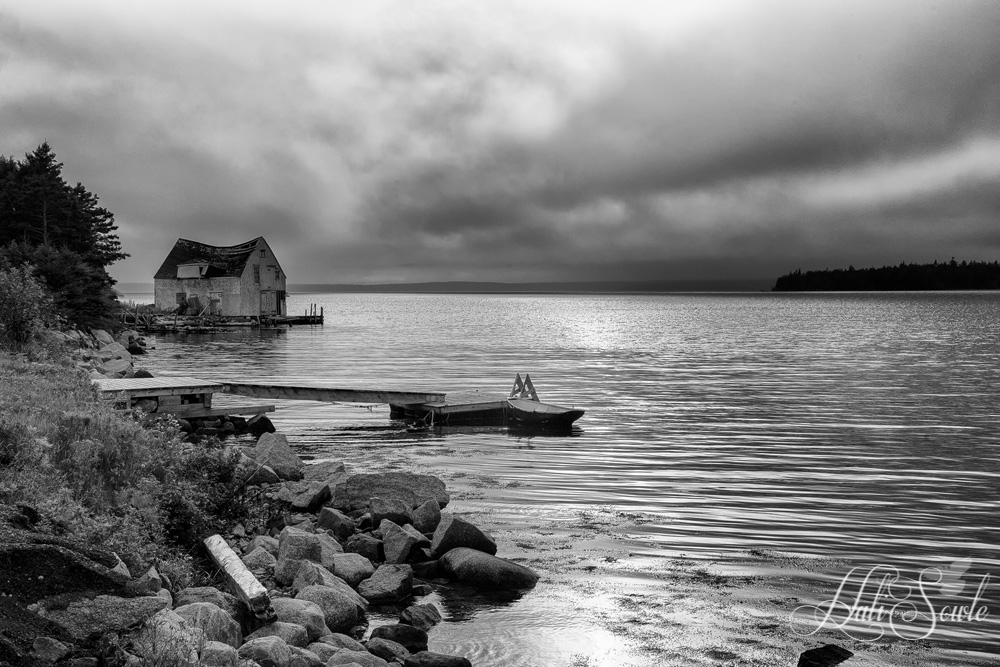 NovaScotia_79.JPG - Dilapidated house and small well used dock on a cloudy afternoon on the way back to Peggy's Cove.