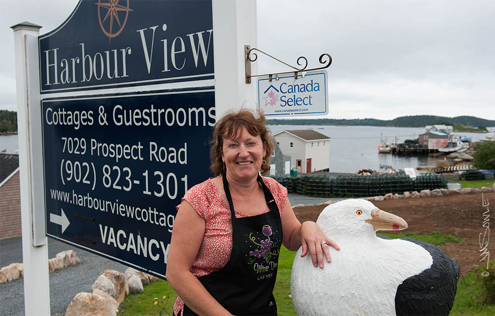 NovaScotia_80.JPG - A plug for our friends from Harbour View Cottages.  This is a shot of the owner, "Bev", next to their giant seagull.  We had a very nice stay here, and would recommend this place to anyone going to Peggy's Cove.